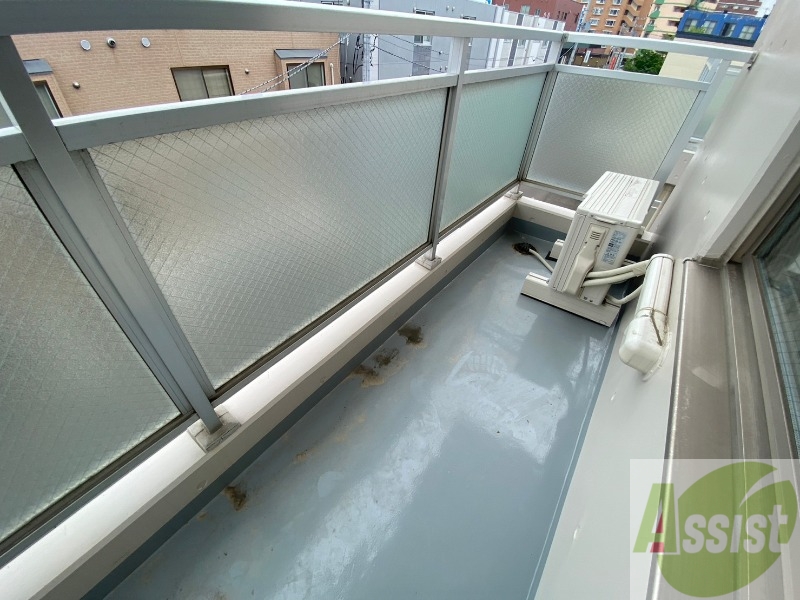 バルコニー　窓には安全対策の柵が付いているので安心ですね。