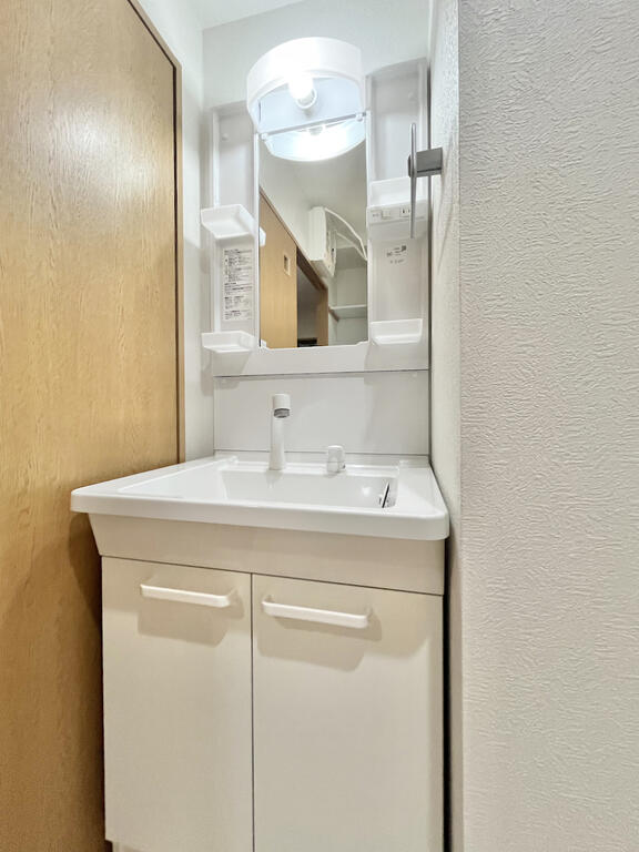 洗面設備　●シャンプードレッサー仕様の独立洗面台！