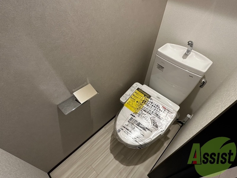 トイレ　温水洗浄便座なので快適に使用できそうですね。