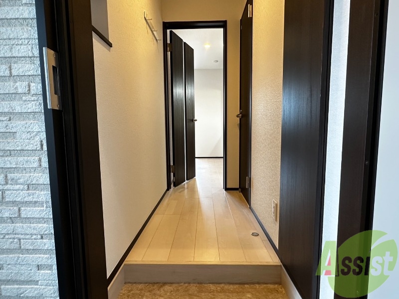 玄関　玄関から撮影しました。敷居が高くなくて安心ですね。