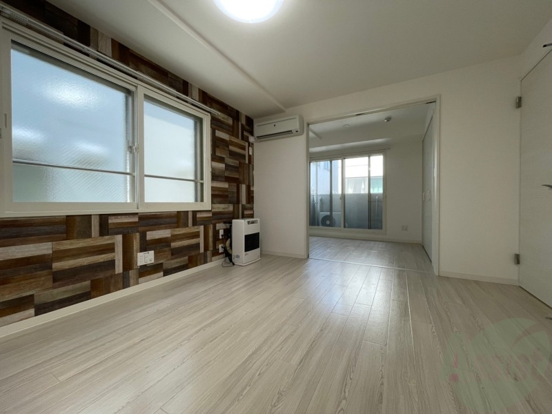 居室・リビング　アクセントクロスがお洒落なお部屋になっています！