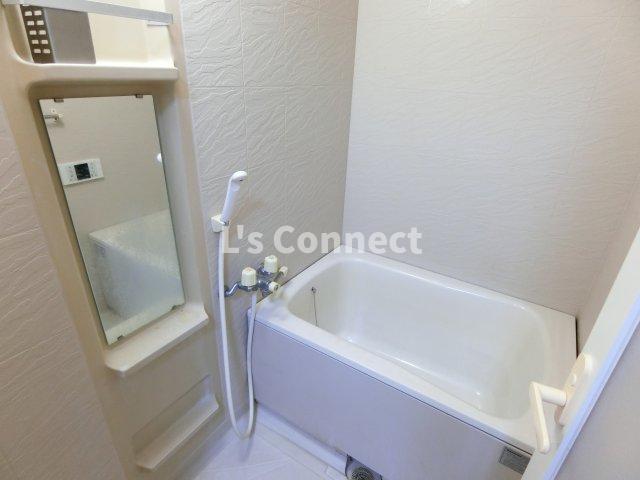 バス・シャワールーム　追焚き機能付きのお風呂。