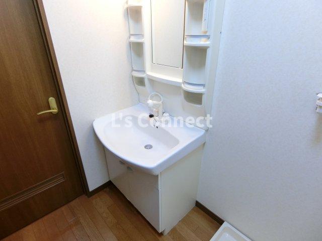 洗面設備　朝の支度もスムーズな独立洗面台。