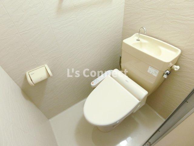 トイレ　温水洗浄便座付きのトイレ。