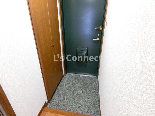 玄関　背の高い下駄箱で靴も収納できます。