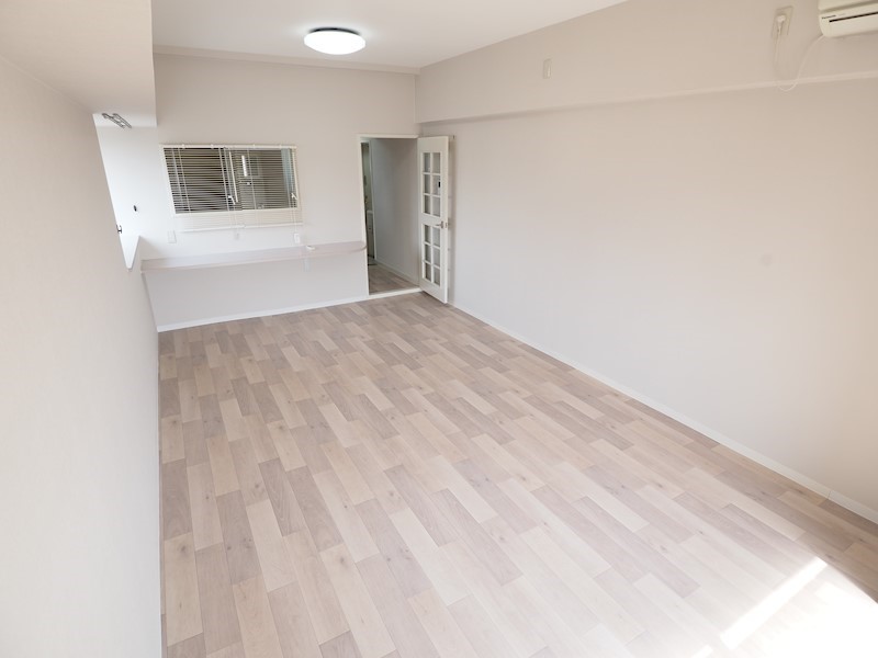 居室・リビング　室内は明るくていですね