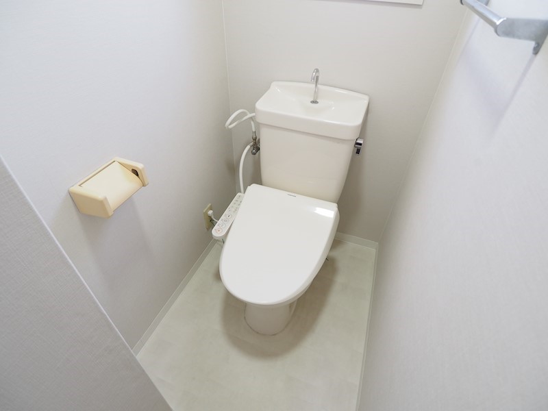 トイレ　シンプルながらも、必要な装備を持ったトイレ、機能美です。トイ
