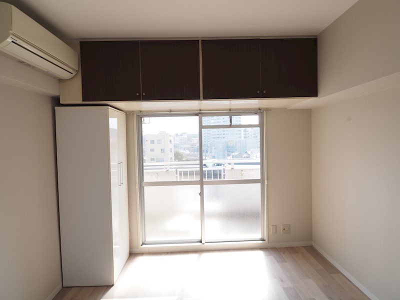 収納　壁上の収納はスペースを広く見せます。