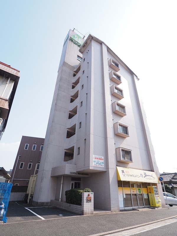 建物外観　白いので反射してまぶしそうですね