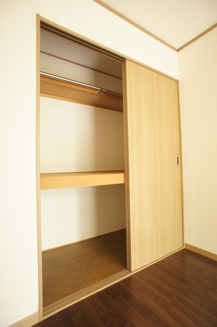 収納　収納ボックスを置いたり、工夫しながら衣類を収納できます♪