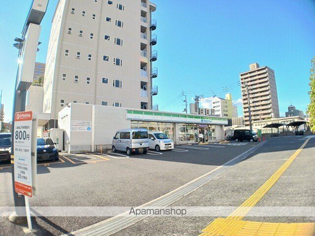 コンビニ　ファミリーマート　かるぽーと前（コンビニ）まで700m