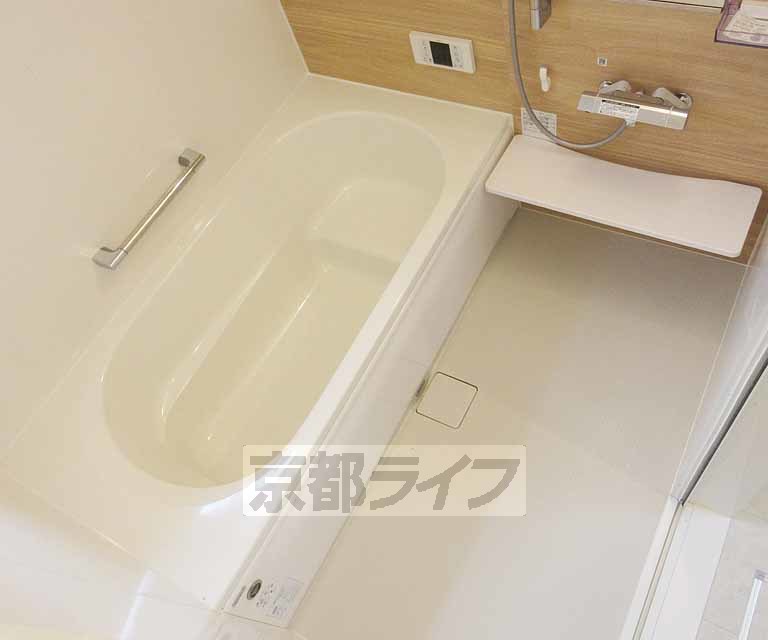 バス・シャワールーム　１坪サイズの広いお風呂です。