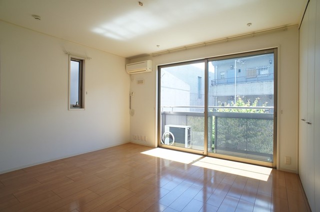 居室・リビング　ワイド窓で採光たっぷり☆洋室８帖です♪