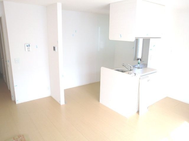 居室・リビング　★キッチンにも窓があり明るいです★