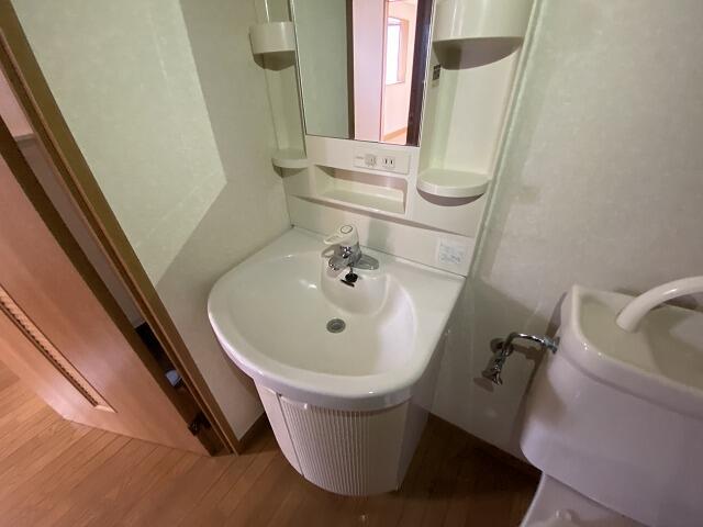 洗面設備　明るい洗面所です