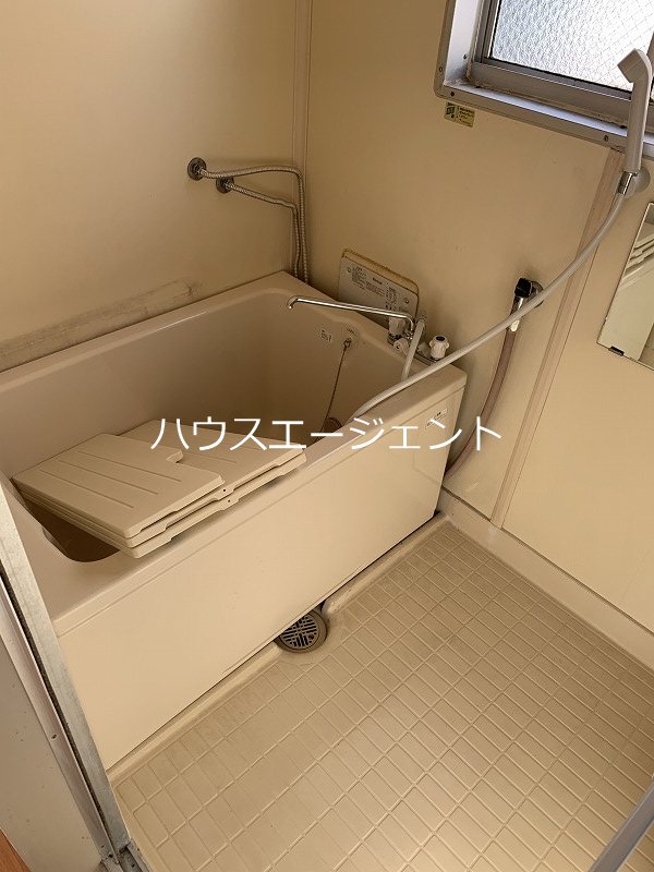 バス・シャワールーム　バストイレ別で広々。ゆったり疲れを癒やせます。