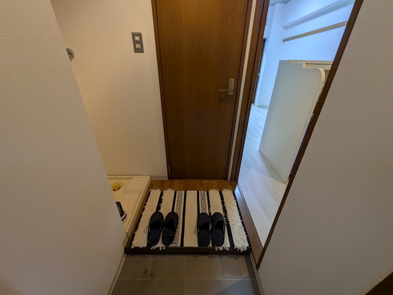 玄関　同物件同号室の室内写真です。(102号室)