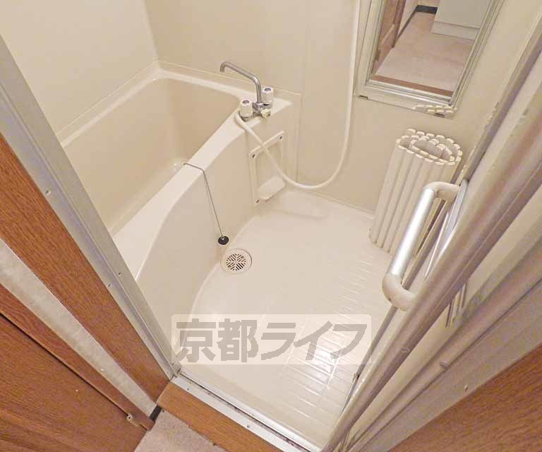 バス・シャワールーム　広々とした浴室です。