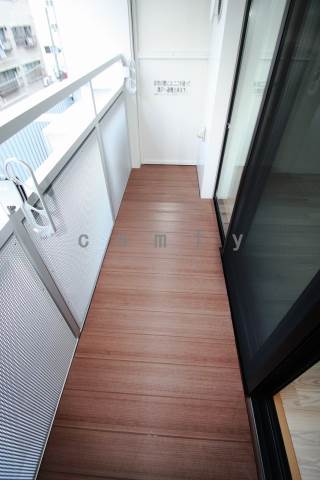 バルコニー　ウッドデッキ調のバルコニー