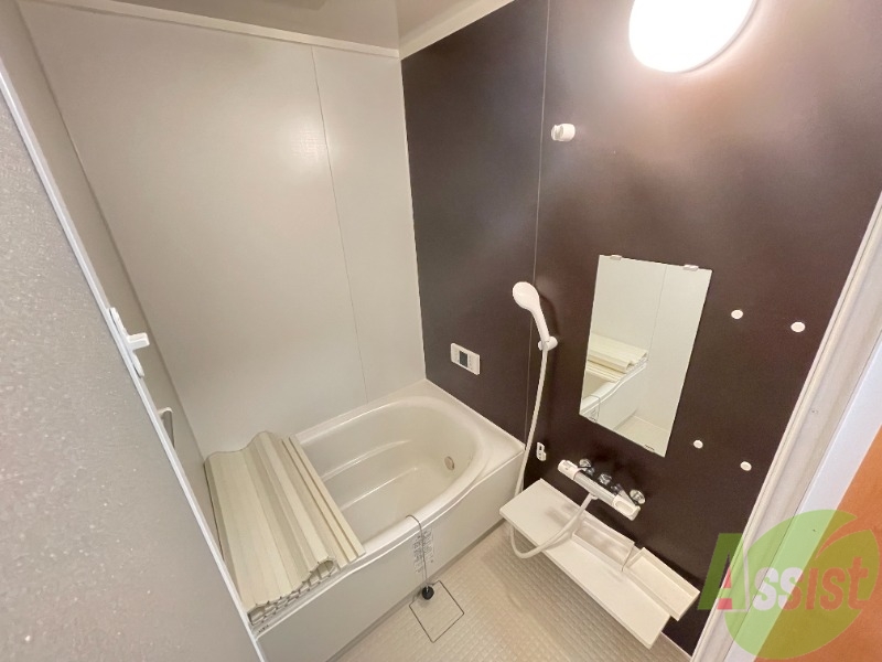 バス・シャワールーム　浴槽付きのお風呂です。ここで一日の疲れを癒しましょう。