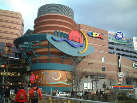 ショッピングセンター　キャナルシティ博多（ショッピングセンター）まで240m