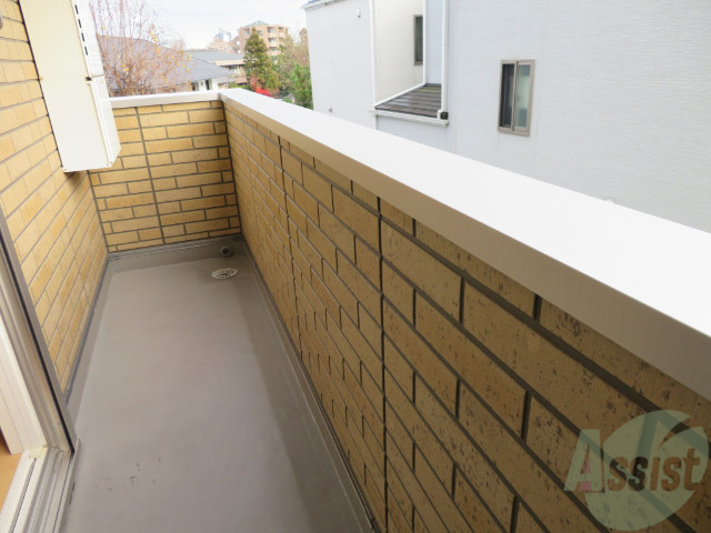 バルコニー　バルコニーは幅があり、広い印象を受けました。