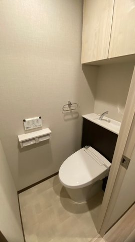 トイレ　落ち着いた色調のトイレです
