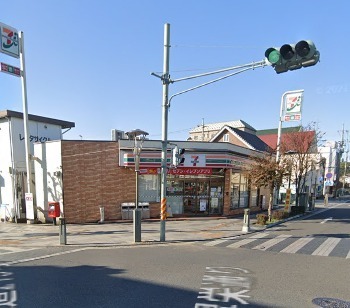 コンビニ　セブンイレブン佐野駅前店（コンビニ）まで577m