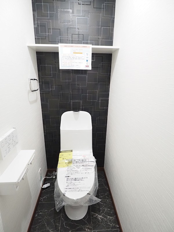 トイレ　窓付きのトイレです