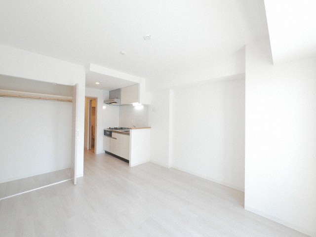 居室・リビング　清潔感のある白基調のお部屋です♪