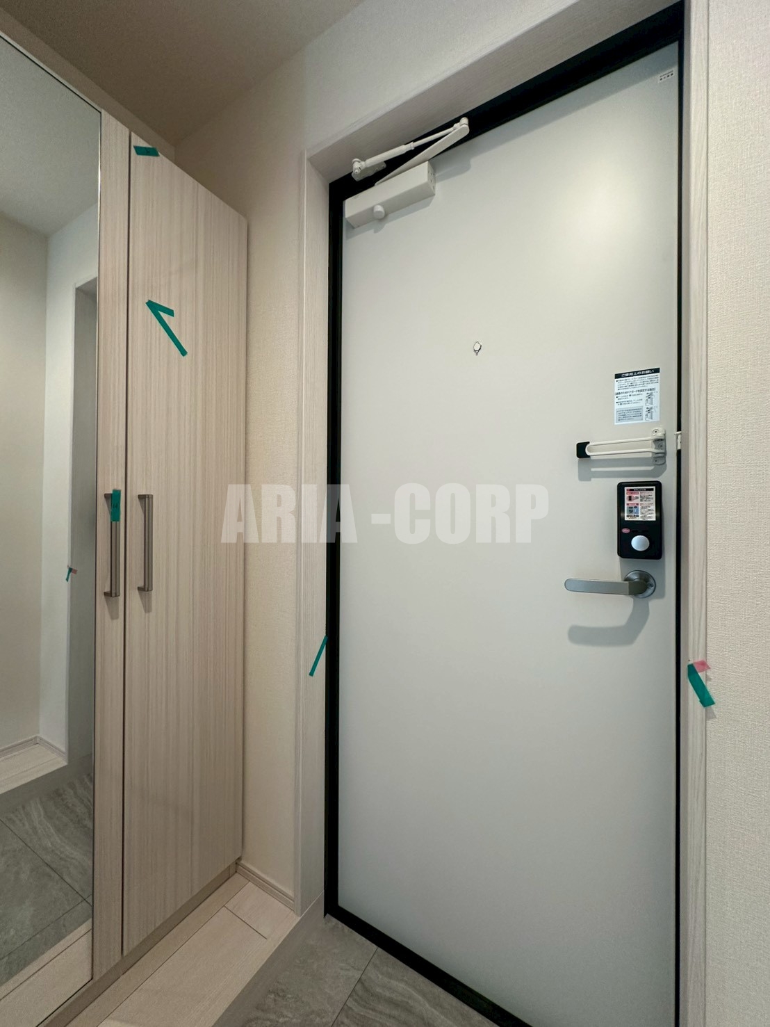 玄関　姿見付き大型シューズボックスあり♪