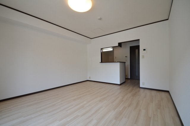 居室・リビング　１２．５帖の洋室