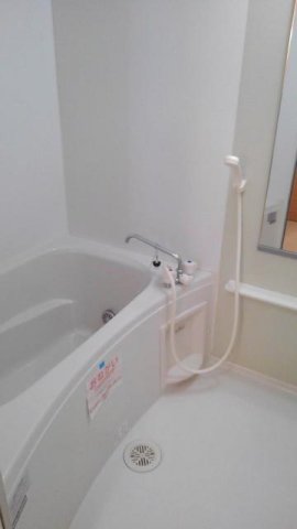 バス・シャワールーム　コンパクトで使いやすいお風呂です