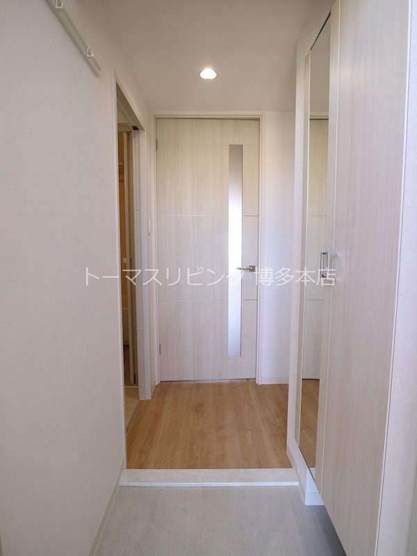 玄関　※別号室の参考写真になります。