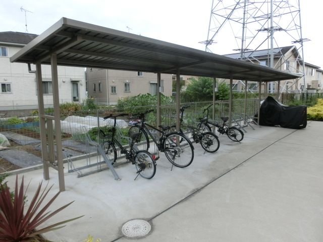 その他　敷地内屋根付き駐輪場です