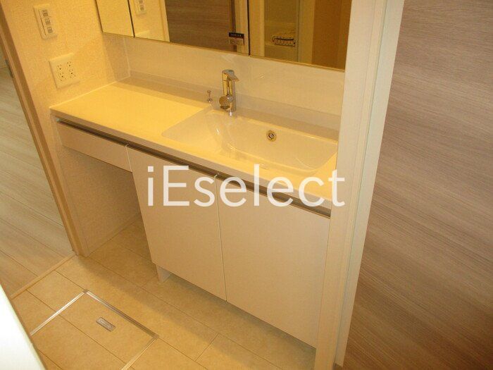 洗面設備　鏡が大きな洗髪洗面化粧台