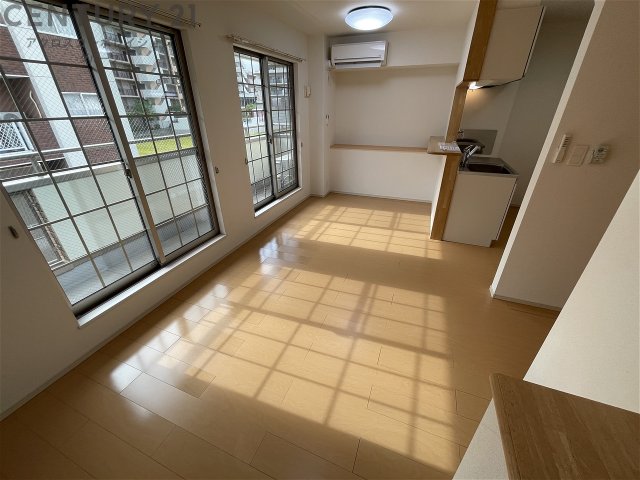 居室・リビング　エアコン付きで快適に過ごせます♪