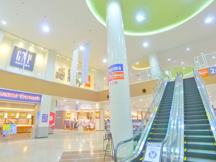 ショッピングセンター　島忠ホームズ（ショッピングセンター）まで900m