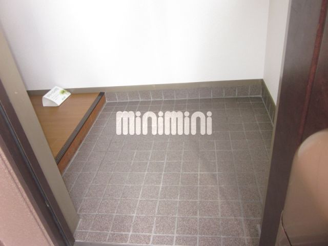 玄関　清潔感のあるリビングです