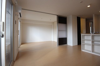 居室・リビング　リビングと洋室を繋げて広めのリビングにも。