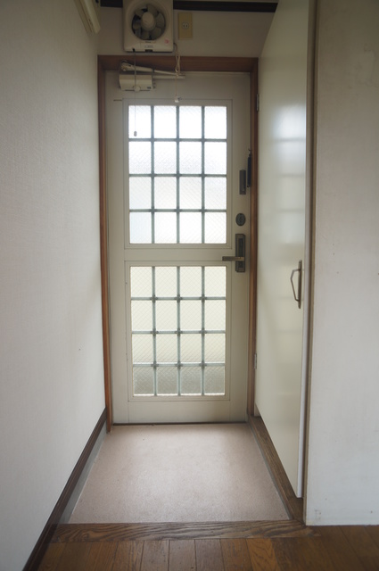 玄関　玄関側からも採光あり！いつでも明るい玄関周り！