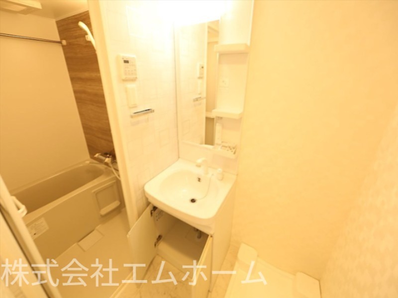 洗面設備　脱衣所　独立洗面台（シャンプードレッサー付）収納スペース有