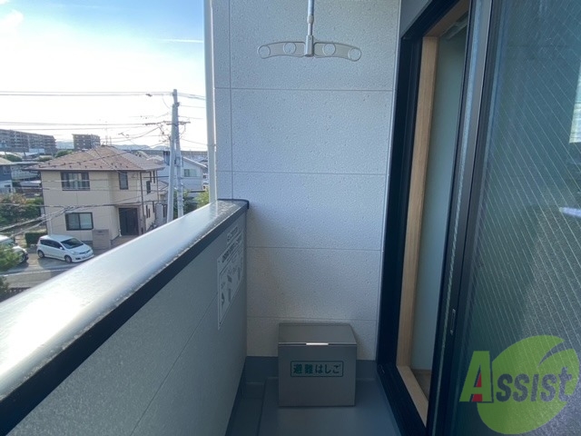 バルコニー　バルコニーは南向きでお洗濯もはかどりそうですね