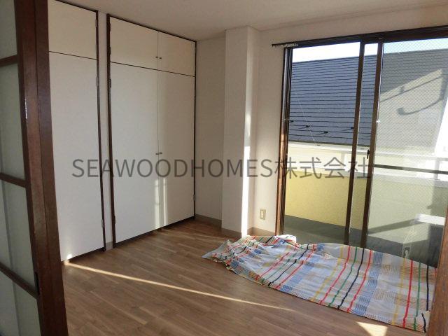 居室・リビング　大きな窓で開放感のあるリビング