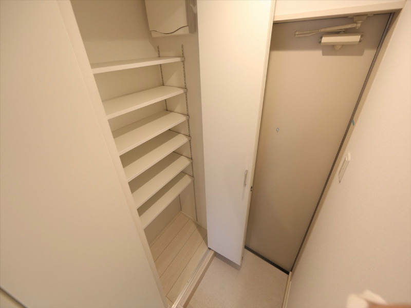 玄関　玄関　シューズボックス付（収納充実してます）