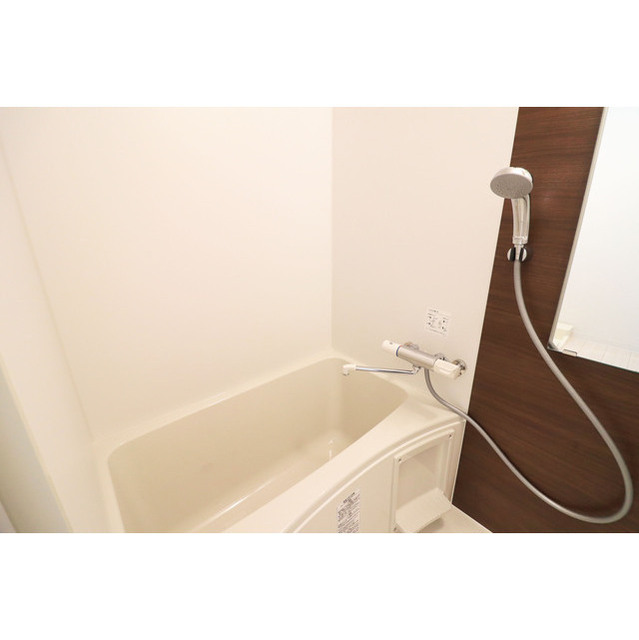 バス・シャワールーム　コンパクトで使いやすいお風呂です