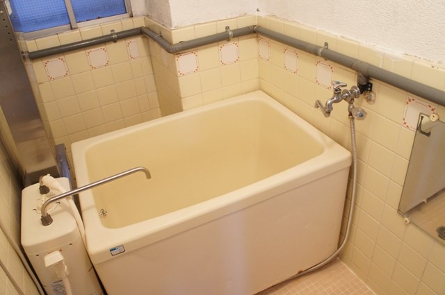 バス・シャワールーム　換気も出来る窓付バス