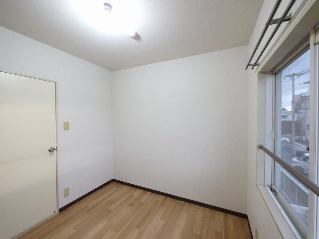 その他部屋・スペース　落ち着いた色調の寝室です