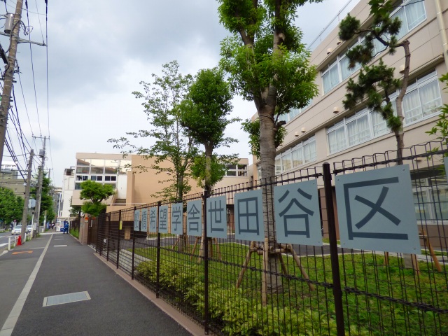 中学校　世田谷区立希望丘中学校（中学校）まで974m