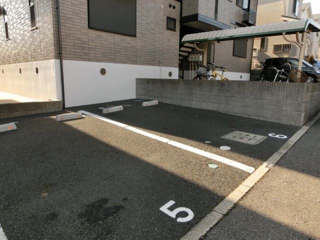駐車場　敷地内駐車場あり